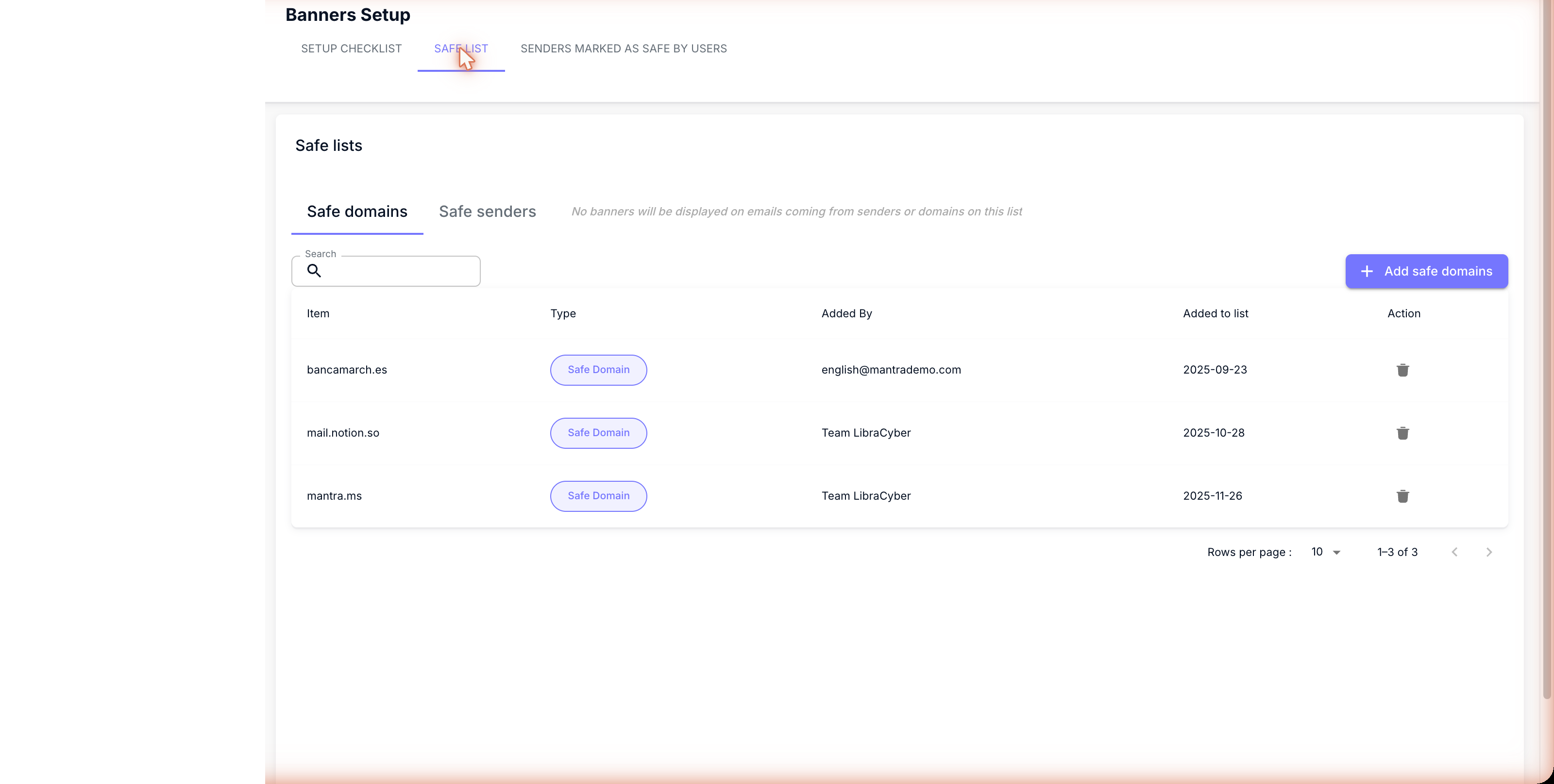 Onglet Preferences de Smart Banners, sous-onglet Safe domains : le tableau de la liste blanche de l'entreprise avec le bouton Add safe domains, les sous-onglets Safe domains et Safe senders et l'onglet Senders marked as safe by users.